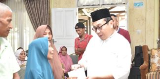 Pj Wali Kota Jasman Serahkan Santunan untuk 20 Orang Masyarakat Kurang Mampu
