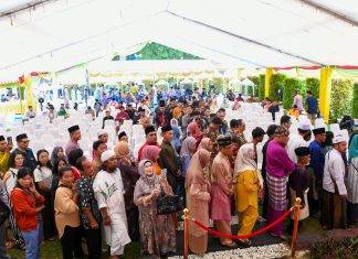 Lebaran ke-2, Masyarakat Menyerbu Gedung Daerah Hadiri Open House Gubernur Ansar