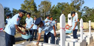 Mengenang Jasa Pahlawan, Danlanud RSA Natuna Pimpin Ziarah dan Tabur Bunga Memperingati HUT ke-78 TNI AU