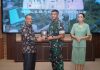 Bupati Serahkan Plakat Kepada Komandan Korem 022 Pantai Timur