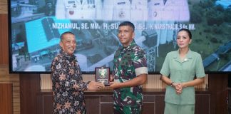 Bupati Serahkan Plakat Kepada Komandan Korem 022 Pantai Timur