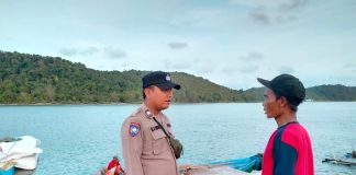 Antisipasi Cuaca Buruk Bhabinkamtibmas Ajak Warga Senayang Antisipasi Cuaca Ekstrim