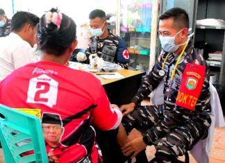 Kunker ke Posal Mengkait, Danlanal Tarempa dan Ketua Cabang 3 Korcab IV DJA I Serahkan Bantuan Sembako dan Pengobatan Gratis