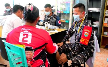 Kunker ke Posal Mengkait, Danlanal Tarempa dan Ketua Cabang 3 Korcab IV DJA I Serahkan Bantuan Sembako dan Pengobatan Gratis
