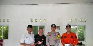 Briptu Taufik Hidayat Bhabinkamtibmas Polsek Palmatak, Berikan Senter Dan Pesan Kamtibmas Kepada Warga