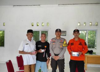 Briptu Taufik Hidayat Bhabinkamtibmas Polsek Palmatak, Berikan Senter Dan Pesan Kamtibmas Kepada Warga