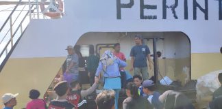 Polsek Bunguran Barat Lakukan Pengamanan Turun Naik Penumpang di Pelabuhan Sedanau