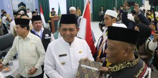 Gubernur Ansar Lepas 487 Jemaah Calon Haji Kloter 1 Embarkasi Batam