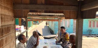 Bangun Kedekatan dan Ciptakan Kamtibmas Kondusif Bhabinkamtibmas Sambangi Masyarakat