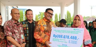 Peringatan Hari Buruh, BPJamsostek Kota Lhokseumawe Serahkan Sembako dan Santunan Kepada Ahli Waris