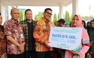 Peringatan Hari Buruh, BPJamsostek Kota Lhokseumawe Serahkan Sembako dan Santunan Kepada Ahli Waris