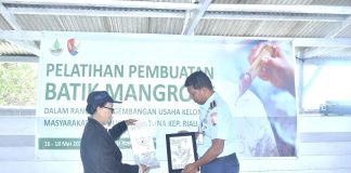 Menggerakkan Roda Ekonomi, Danlanud RSA Natuna dan BRGM Buka Pelatihan Batik Mangrove