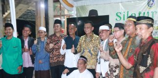 Ditengah Rintik Hujan, Masyarakat Tembesi Antusias Dengarkan Paparan Program Strategis Gubernur Ansar