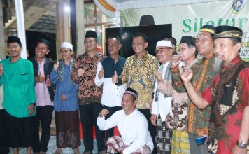 Ditengah Rintik Hujan, Masyarakat Tembesi Antusias Dengarkan Paparan Program Strategis Gubernur Ansar