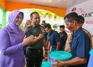 Panglima TNI Serahkan Bantuan Sosial dan Kunjungi Situs Bersejarah di Pulau Penyengat