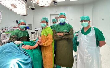 Operasi Perdana Shoulder Hemiarthroplasty Sukses Dilakukan dr. C Rayhan Cein di RSUD Raja Ahmad Tabib