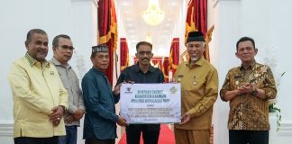 Gubernur Ansar Bawa Bantuan Rp939 Juta untuk Korban Banjir Bandang Sumbar