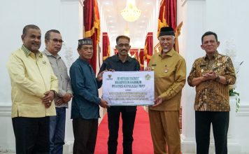 Gubernur Ansar Bawa Bantuan Rp939 Juta untuk Korban Banjir Bandang Sumbar