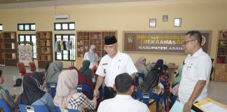 Bupati Asahan Serahkan Buku Tabungan Dana Pinjaman Bergulir