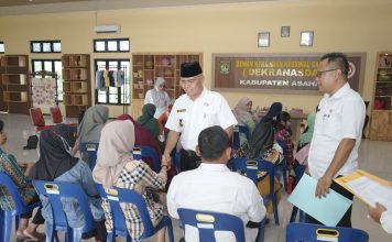 Bupati Asahan Serahkan Buku Tabungan Dana Pinjaman Bergulir