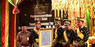 Kasal Dianugerahi Gelar Adat oleh LAMR, Gubernur Ansar Pasangkan Pingat