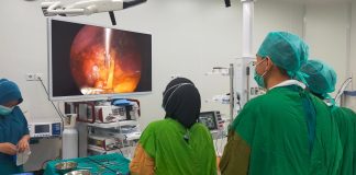 Operasi Laparoskopi Kista Ginjal Perdana di RSUD RAT Sukses Dilakukan dr. Erlan Jaya, Sp.U dan Tim