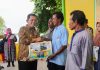 Silaturahmi dengan Masyarakat Pulau Buluh, Gubernur Ansar Serahkan Berbagai Bantuan