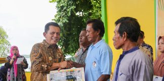 Silaturahmi dengan Masyarakat Pulau Buluh, Gubernur Ansar Serahkan Berbagai Bantuan