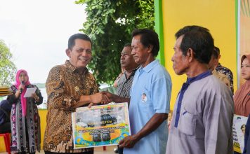 Silaturahmi dengan Masyarakat Pulau Buluh, Gubernur Ansar Serahkan Berbagai Bantuan