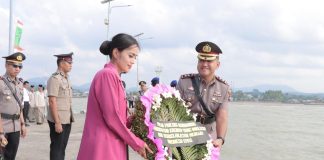 Sambut Hari Bhayangkara ke 78, Kapolres Lingga Pimpin Upacara Tabur Bunga Dilaut