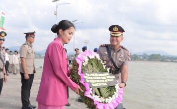Sambut Hari Bhayangkara ke 78, Kapolres Lingga Pimpin Upacara Tabur Bunga Dilaut