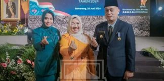 Bupati Bersama Ketua TP PKK Lingga Terima Penghargaan Manggala Karya Kencana dari BKKBN