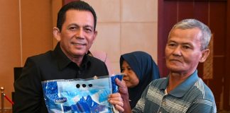 Gubernur Ansar Serahkan Bantuan Beras dan Pengembangan Usaha di Tanjungpinang