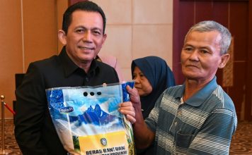 Gubernur Ansar Serahkan Bantuan Beras dan Pengembangan Usaha di Tanjungpinang