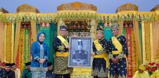 Hadir Penabalan Gelar Adat Mantan Plt Bupati Batu Bara, Husni Harap Harkat dan Martabat Melayu Tetap di Jaga