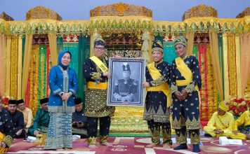 Hadir Penabalan Gelar Adat Mantan Plt Bupati Batu Bara, Husni Harap Harkat dan Martabat Melayu Tetap di Jaga