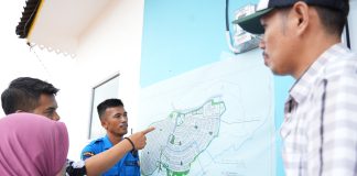 BP Batam Beri Kesempatan Warga Terdampak Pembangunan Rempang Eco-City Pilih Lokasi Hunian Baru Sesuai Site Plan Kepsek SMKN1 Bungbar, Kayifal Ghammi Thaib bersama Direktur PT. Inovasi Muda Kreatif Batam, Dian Hari Kurniawan ketika menandatangani Nota Kesepahaman