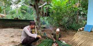 Bhabinkamtibmas Brigadir Ozzy Agus Syaputra Kunjungi Ibu Tangguh di Kampung Air Raya Seorang Pengayam Atap Daun