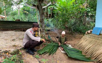 Bhabinkamtibmas Brigadir Ozzy Agus Syaputra Kunjungi Ibu Tangguh di Kampung Air Raya Seorang Pengayam Atap Daun