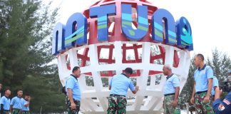 Percantik Pantai Piwang, Lanud RSA Natuna Gelar Karya Bakti Pengecatan Bola Dunia