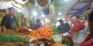 Bupati Siswandi Perintahkan Dirut Perumda Tirta Nusa Selesaikan Keluh Kesah Pedagang Sayur