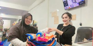 Pemilik Usaha Cantika Bagikan 100 Tas Sekolah dan Tempat Bekal Gratis di Lingga