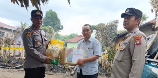 Kapolsek Dabo Singkep Berikan Bantuan Sosial kepada Korban Kebakaran di Kelurahan Sungai Lumpur