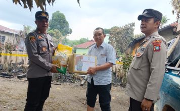Kapolsek Dabo Singkep Berikan Bantuan Sosial kepada Korban Kebakaran di Kelurahan Sungai Lumpur