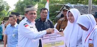 Kunjungi Desa Benan – Lingga Gubernur Ansar Serahkan Bantuan Senilai Rp1,12 Miliar