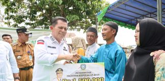 Kunjugi Pulau Duyung Kabupaten Lingga, Gubernur Ansar Serahkan Bantuan Rp664,4 Juta