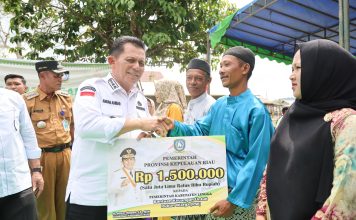 Kunjugi Pulau Duyung Kabupaten Lingga, Gubernur Ansar Serahkan Bantuan Rp664,4 Juta