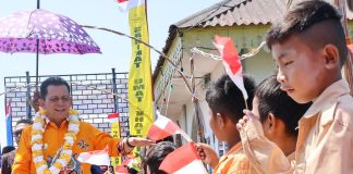 Kunjungi Desa Cempa Lingga, Gubernur Ansar Serahkan Bantuan Sebesar Rp837,7