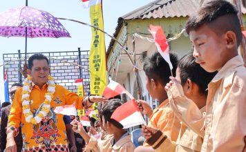 Kunjungi Desa Cempa Lingga, Gubernur Ansar Serahkan Bantuan Sebesar Rp837,7