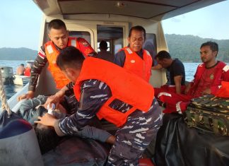 Lanal Tarempa Evakuasi Korban Kapal Tenggelam di Perairan Tarempa